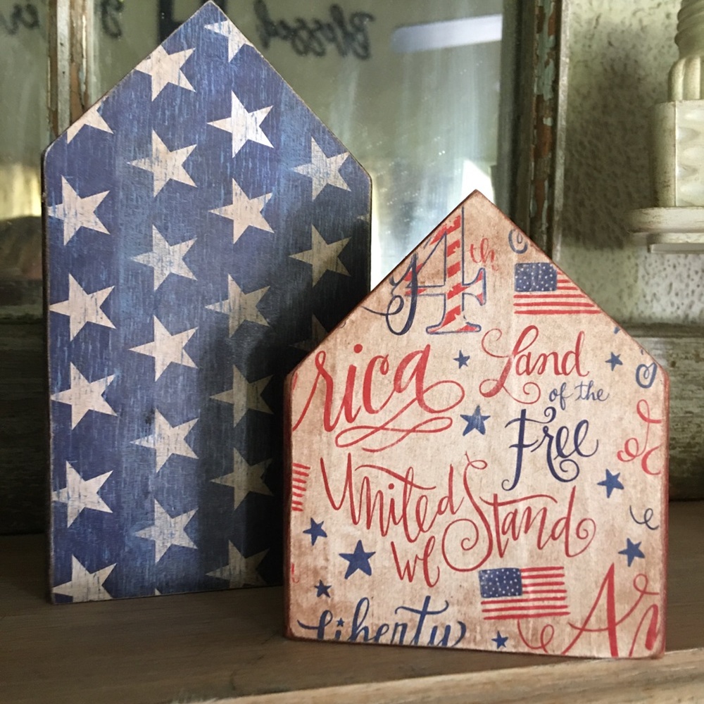 Tier Tray, 2 chunky houses. Red, white & blue
